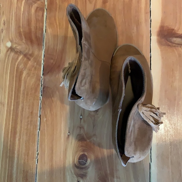 Suede Tan size 9 booties with fringe - Picture 2 of 5